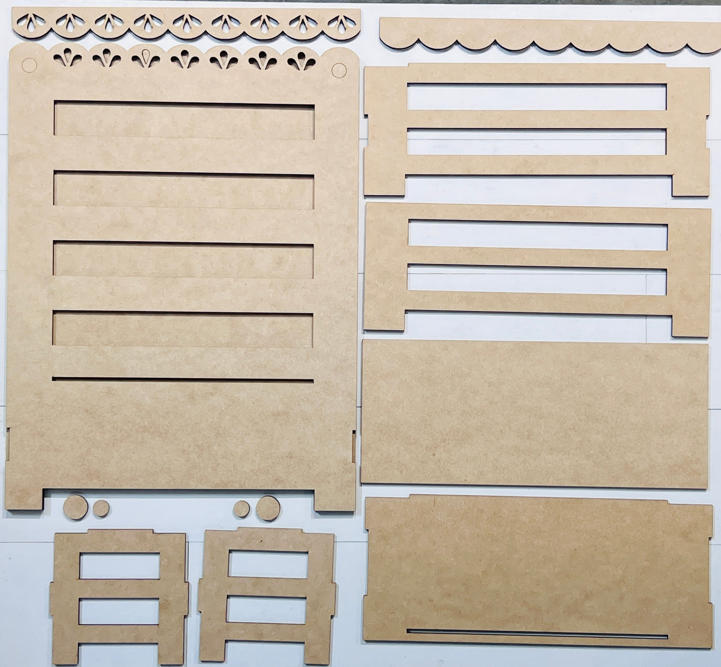 Farmhouse Scalloped Chair Shelf